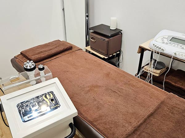 施術ベッドと施術機器